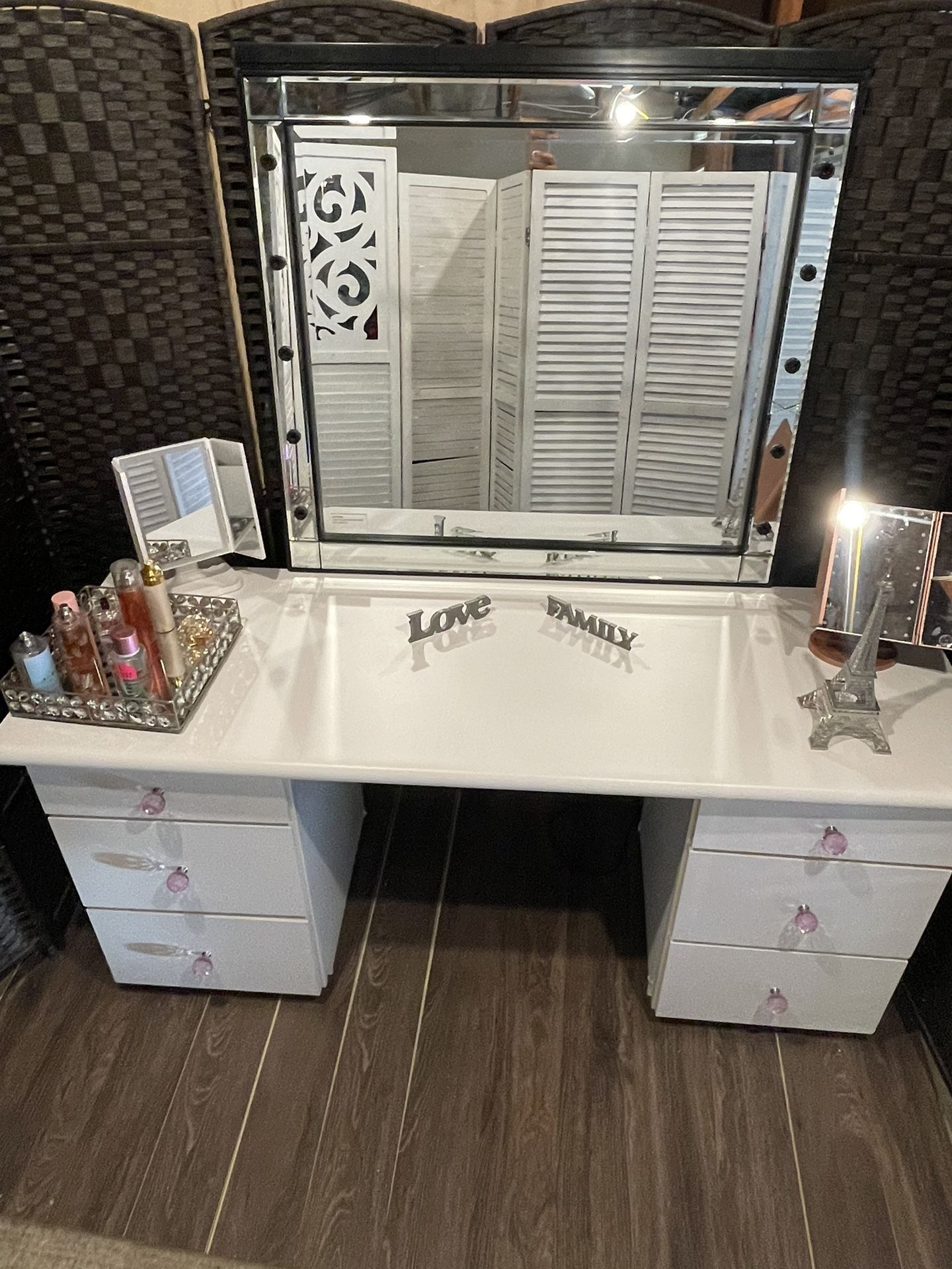 vanity table with mirror