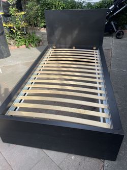Cama En Buenas Condiciones De La Tienda Y Kia