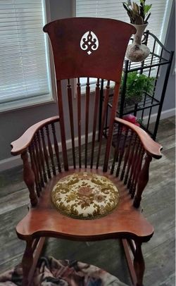 Vintage High-Back Windsor Rocking Chair – Antique Comb-Back Wood Rocker