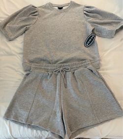 This heather grey Scoop short-sleeve top and matching drawstring shorts set features soft scubaknit fabric and charming pleated puff sleeves. Size M