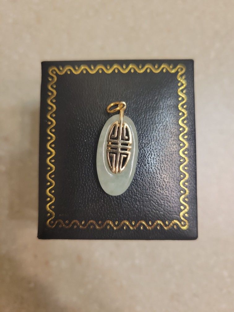 14 K Gold Jade Pendant.  Weight Is 1.6 Grams 