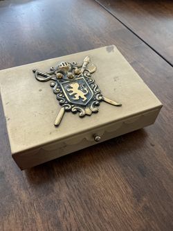 Vintage jewelry box with coat of arms / knight