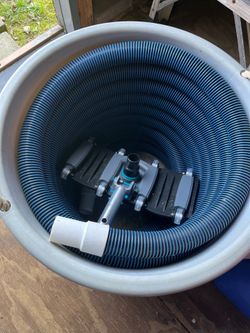 Flexible swivel handle vacuum