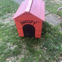 Snoopy doghouse play box/ Ferret cage/ Rabbit cage/ Cat carrier/ Dog cage with extra stuff