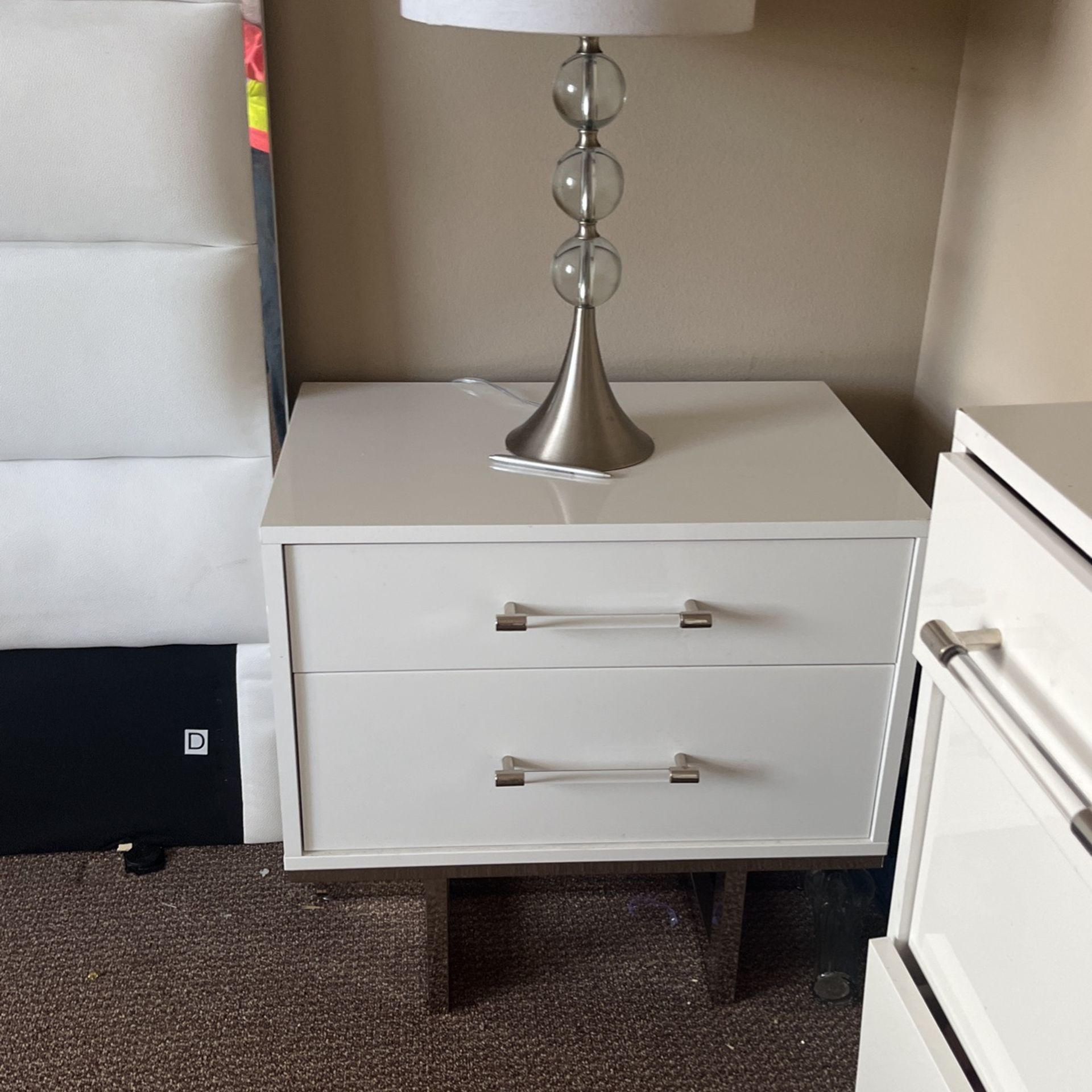 6piece White Bedroom Set I Paid 2.900asking 1.100