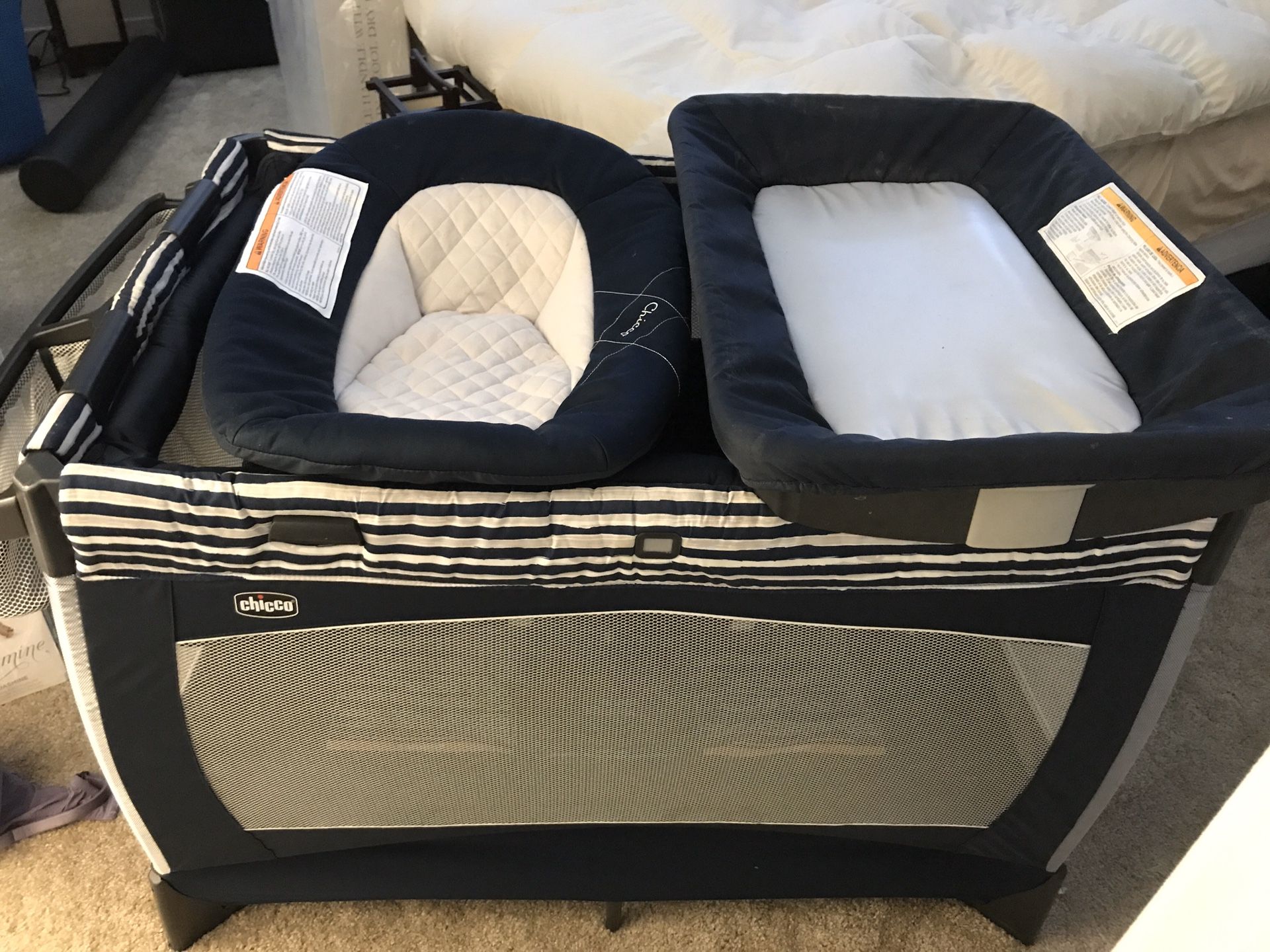 Chicco Pack N Play with Bassinet and Changing Table