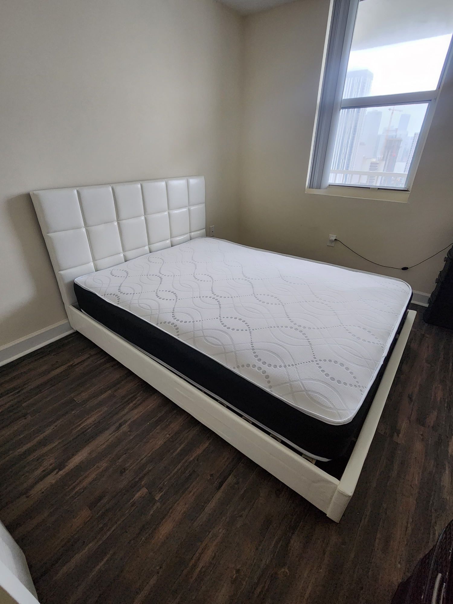 Brand New Queen Bed Frame with Mattress / Cama Queen con Colchón Nuevo a Estrenar … Delivery 🚚