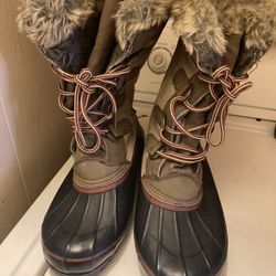 Woman’s Snow Boots Size 8. ( Used )