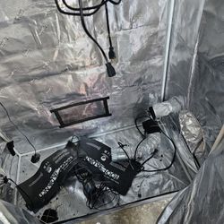 Grow Tent Woth Root Warming Pads 