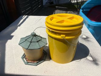 Bird feeder with birdseed