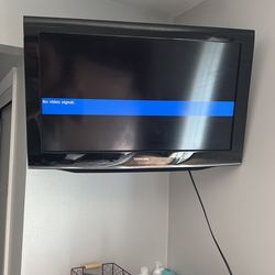 Toshiba 32” TV With Built In DVD Player