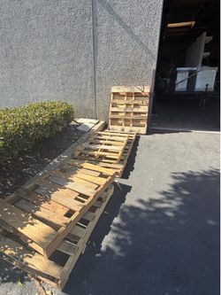 Free wooden pallets