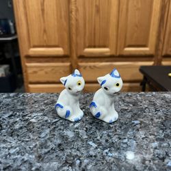 Ceramic Vintage Cat blue and white pair of salt and pepper shakers.  With cork stoppers.  Size  2 1/2 inches tall.  Occupied Japan.  Preowned 