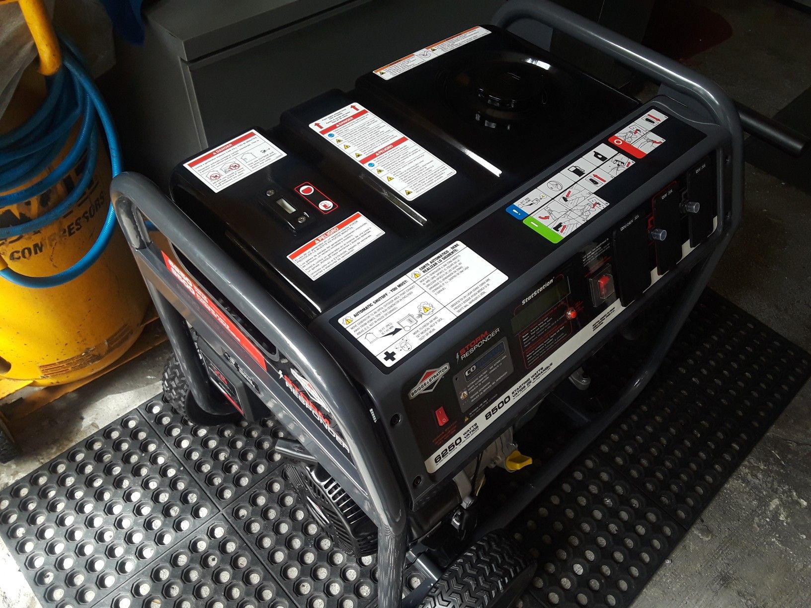 STORM RESPONDER GENERATOR 8500 SURGE WATTS BRAND NEW 650 TAKES IT for