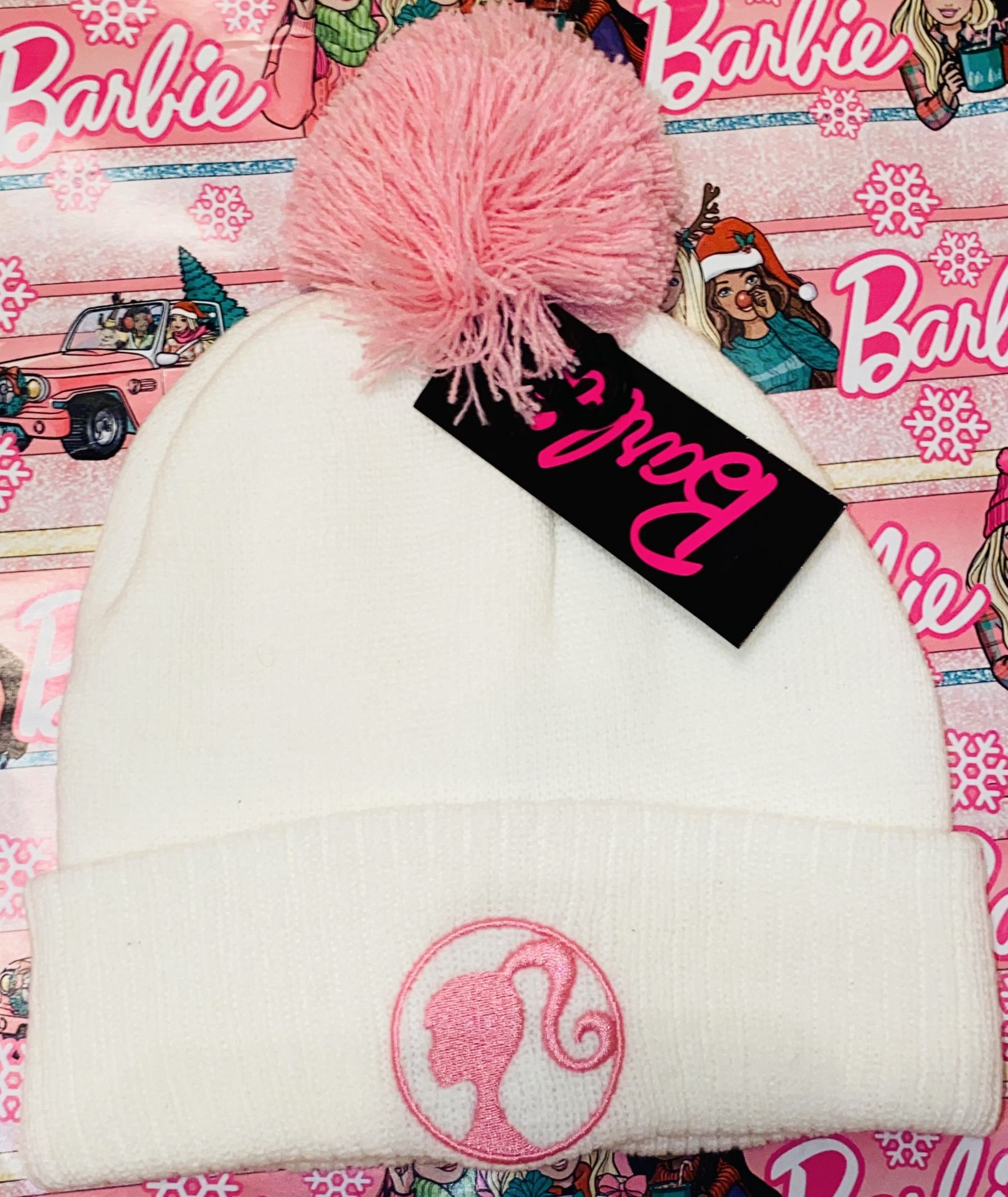 🌸💕🪩🧁🎀🌷✨BARBIE WHITE🤍🌷PINK💕🌸💕BEANIE HAT GRAPHIC W: POM POM🪩🎀💕🌸⚪️🌷💕✨