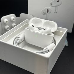 Apple AirPods Pro (2nd Generation) - MagSafe - Lightning