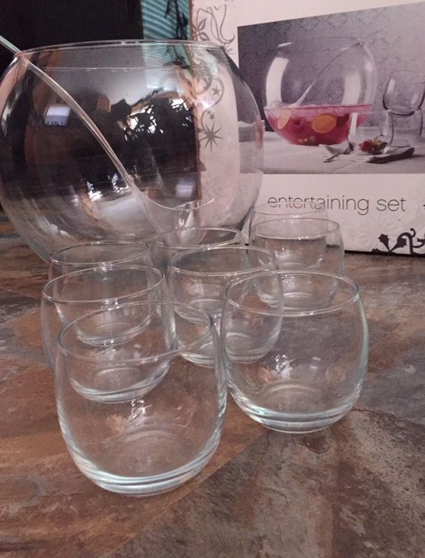 10 Piece glass bowl entartaining set - NIB