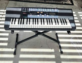 Electric Keyboard  - Casio CT-400, Comes With Carrying Case And Stand - North Glendale