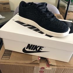 Womans Nike / Air Jordan 1 - Sz: 6