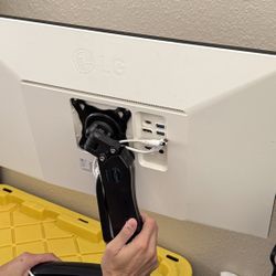 LG 27UK850-W 27" 4K UHD IPS Monitor with HDR10 with USB Type-C Connectivity and FreeSync, White