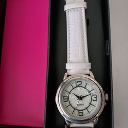 Avon Classic Round Face Pastel Watch White
