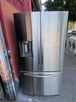Modern Samsung French Door Refrigerator - Like New! 💎