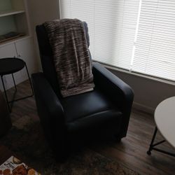 NICE SINGLE BLACK RECLINER.
