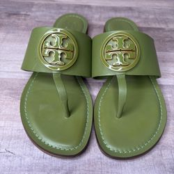 Tory Burch Benton Band Flat Thong Sandals green leather w/gold logo. Sz 6.5M