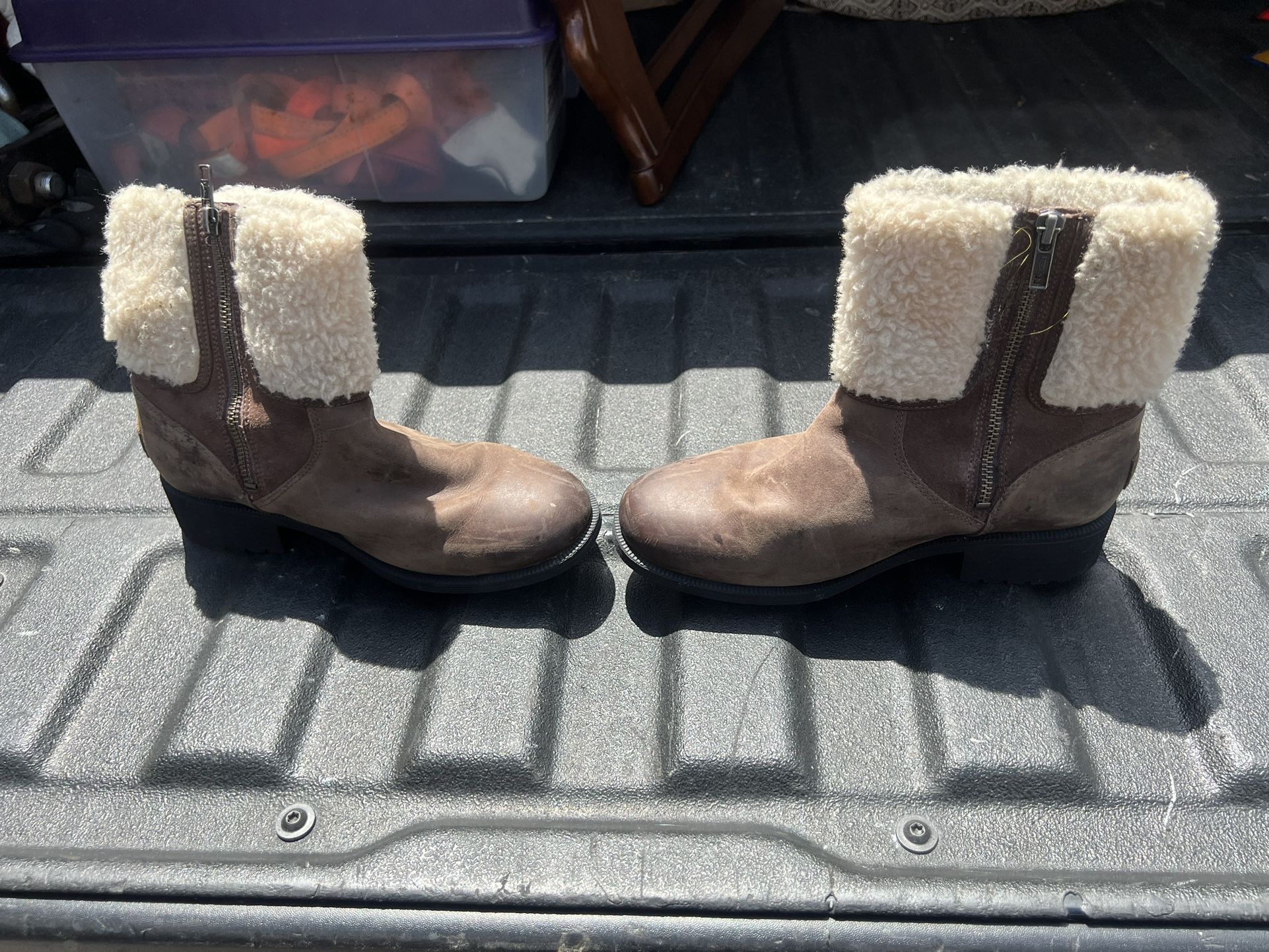 Brown Leather Fur Lined  UGGS  Boots Size 7 