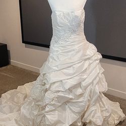 Absolutely Stunning Maggie Sottero Haute Couture Ballgown Wedding Dress Size 12