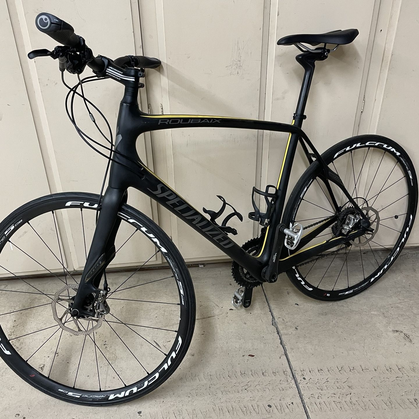 Specialized Roubaix (carbon fiberglas ) 58 Fullcrum wheels
