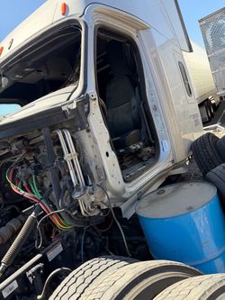 Freightliner Cascadia Sleeper Cab + Frame