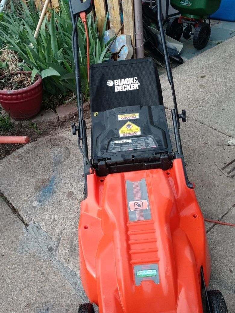 LIKE NEW BLACK N DECKER ELECTRIC MOWER