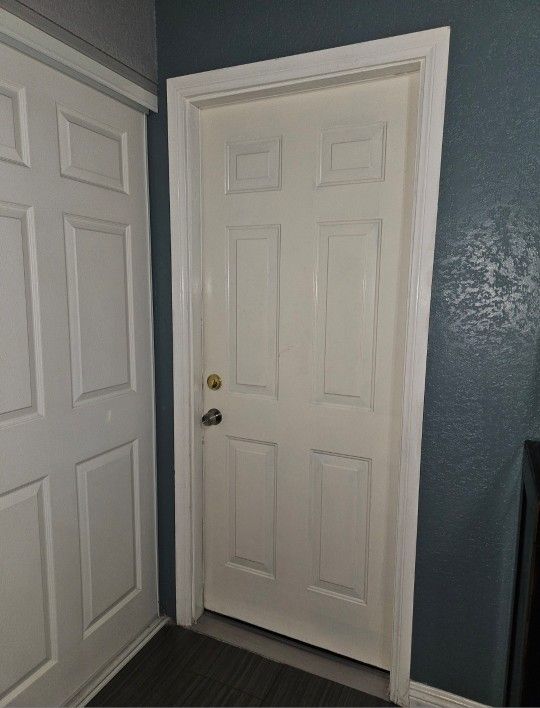 Outside Door/Cash Only Measurements In The Picture