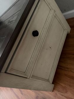 Coffee table (Ashley furniture)