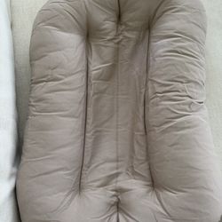 Snuggle Me Organic- Like New With Covers 