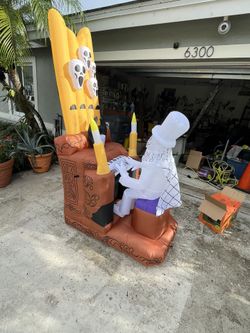 The 7 Feet Tall Organ Player Animated With Sound Box