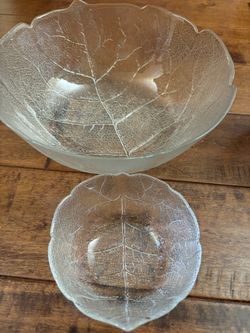 ARC Arcoroc Aspen Leaf salad bowl Set. Textured glass. Made in France. 1970's Salad Bowl With 6 Serving Bowls
