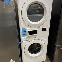 WHIRLPOOL STACKED LAUNBDRY CENTER ELECTRIC 220v