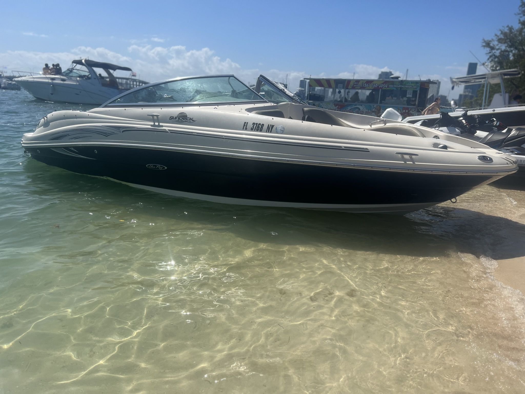 Sea Ray 220 Sundeck Boat