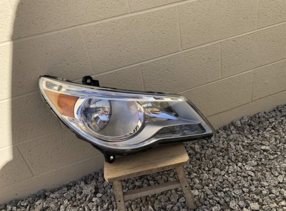 VW Routan Headlight 2009 - 2014, Passenger Side Part 