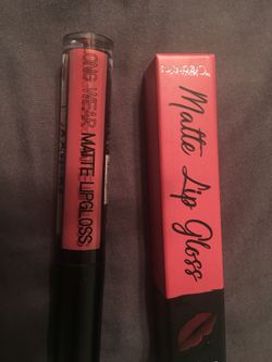 Liquid lip gloss