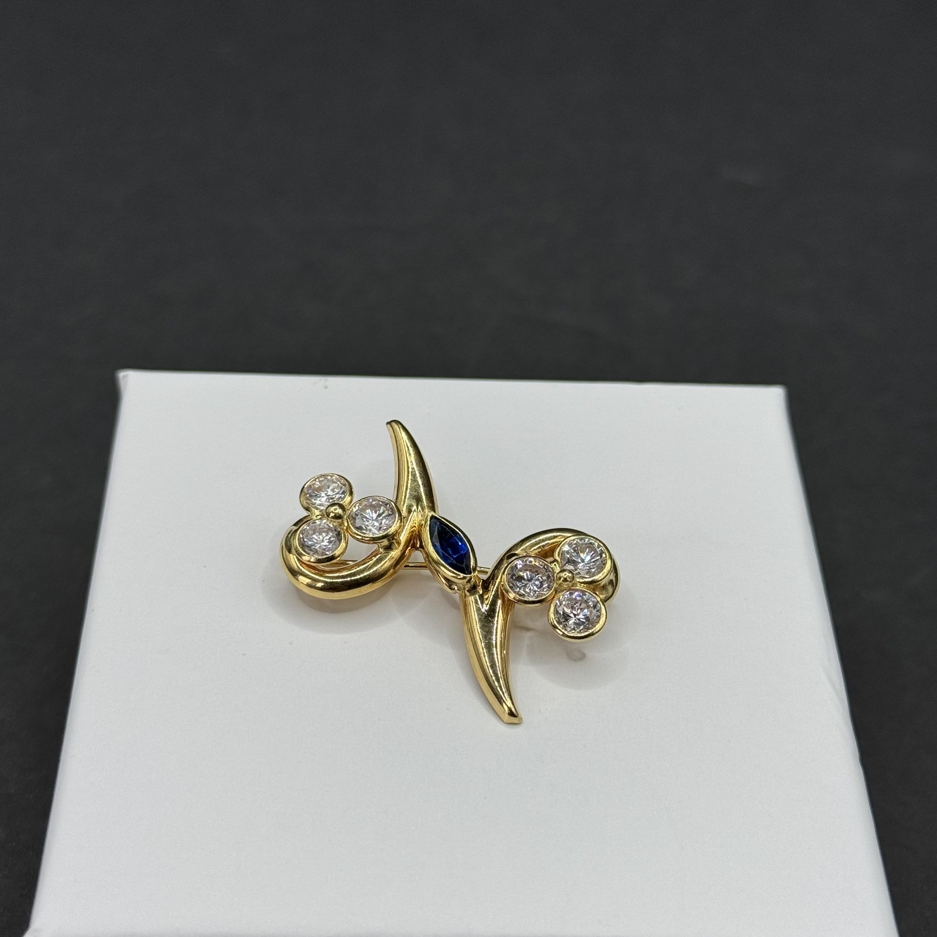 Vintage real 18k yellow gold brooch with blue and clear stone