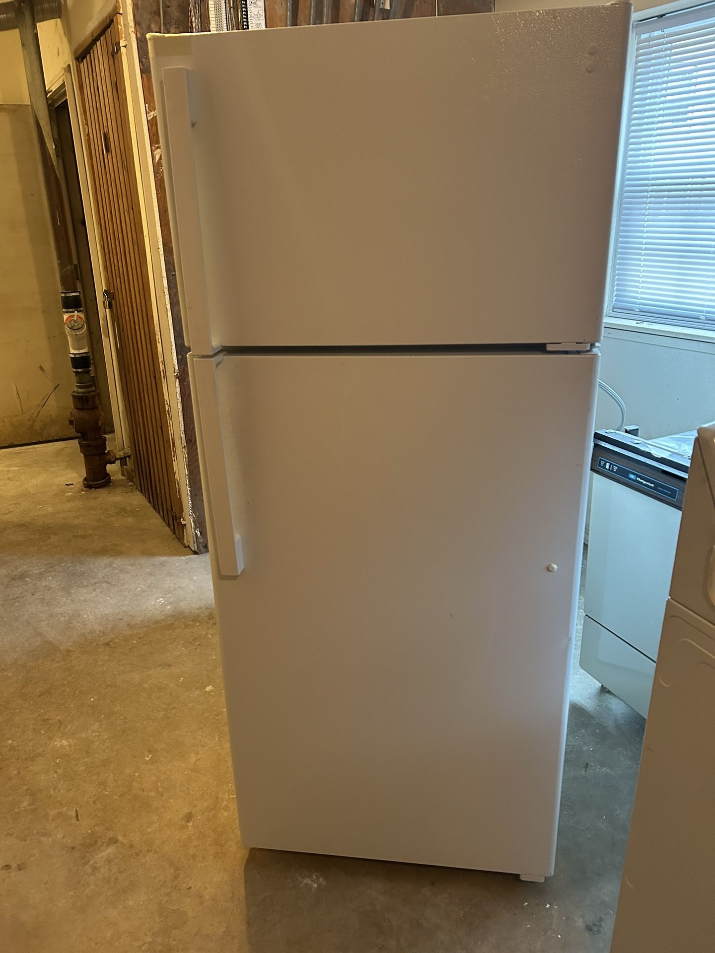 GE REFRIGERATOR