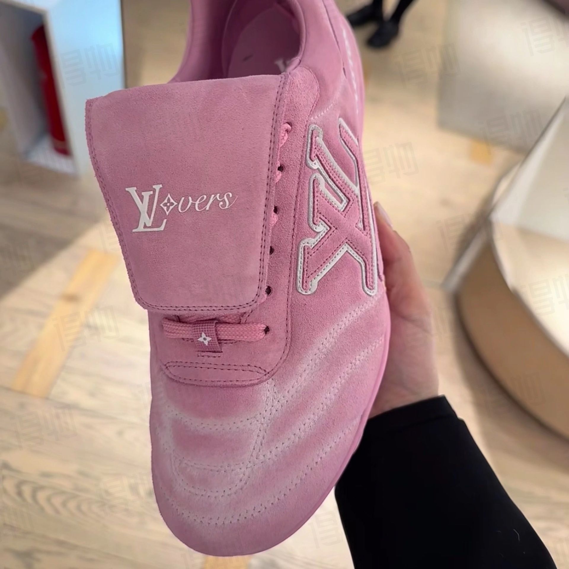 Trendy casual shoes