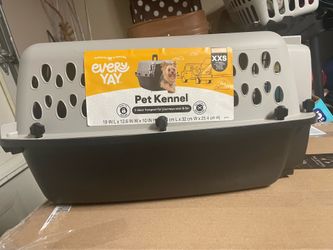 Portable plastic kennel XXS, up to 10 lbs
