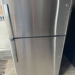 G.E Top And Bottom Fridge 