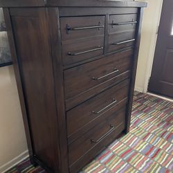 Ashley Furniture Brown Walnut Tone Finish Starmore 5 Drawer Chest of Drawers/Dresser