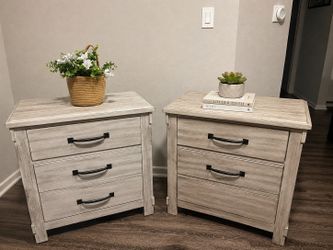 2 Nightstands