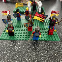 10 Lego Knights And Soldiers. 